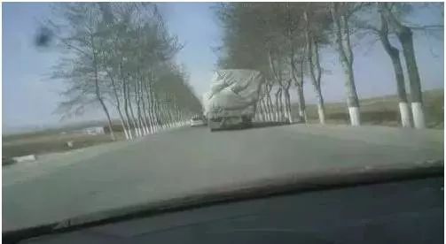 大風(fēng)天氣車輛行駛技巧_大風(fēng)天氣行車安全注意事項_出行提示