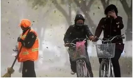 大風(fēng)天氣車輛行駛技巧_大風(fēng)天氣行車安全注意事項_出行提示